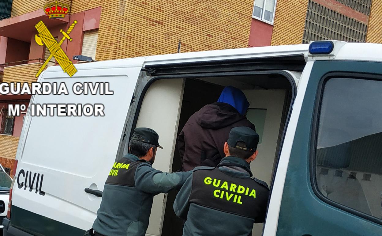 Momento de la detención de las dos personas que supuestamente vendían droga en su vivienda. 