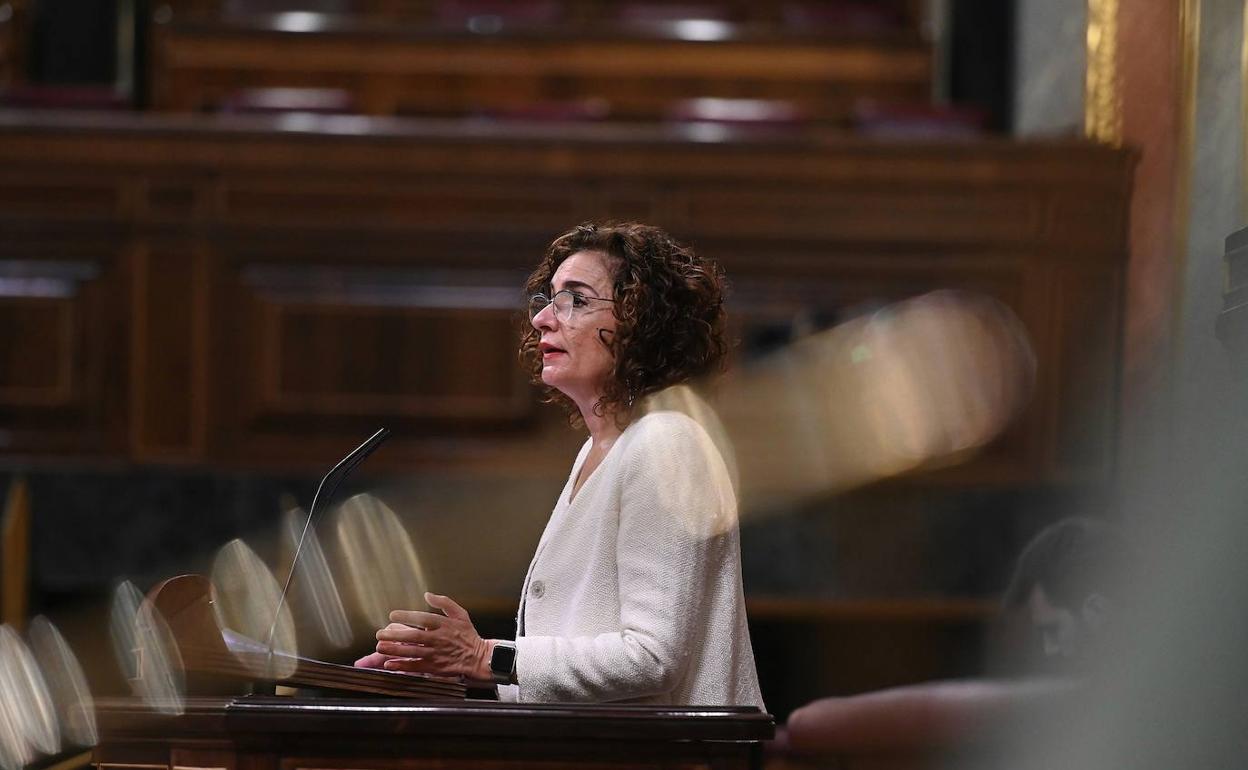 La ministra de Hacienda, María Jesús Montero, durante su intervencion ante el pleno del Congreso de los Diputados.