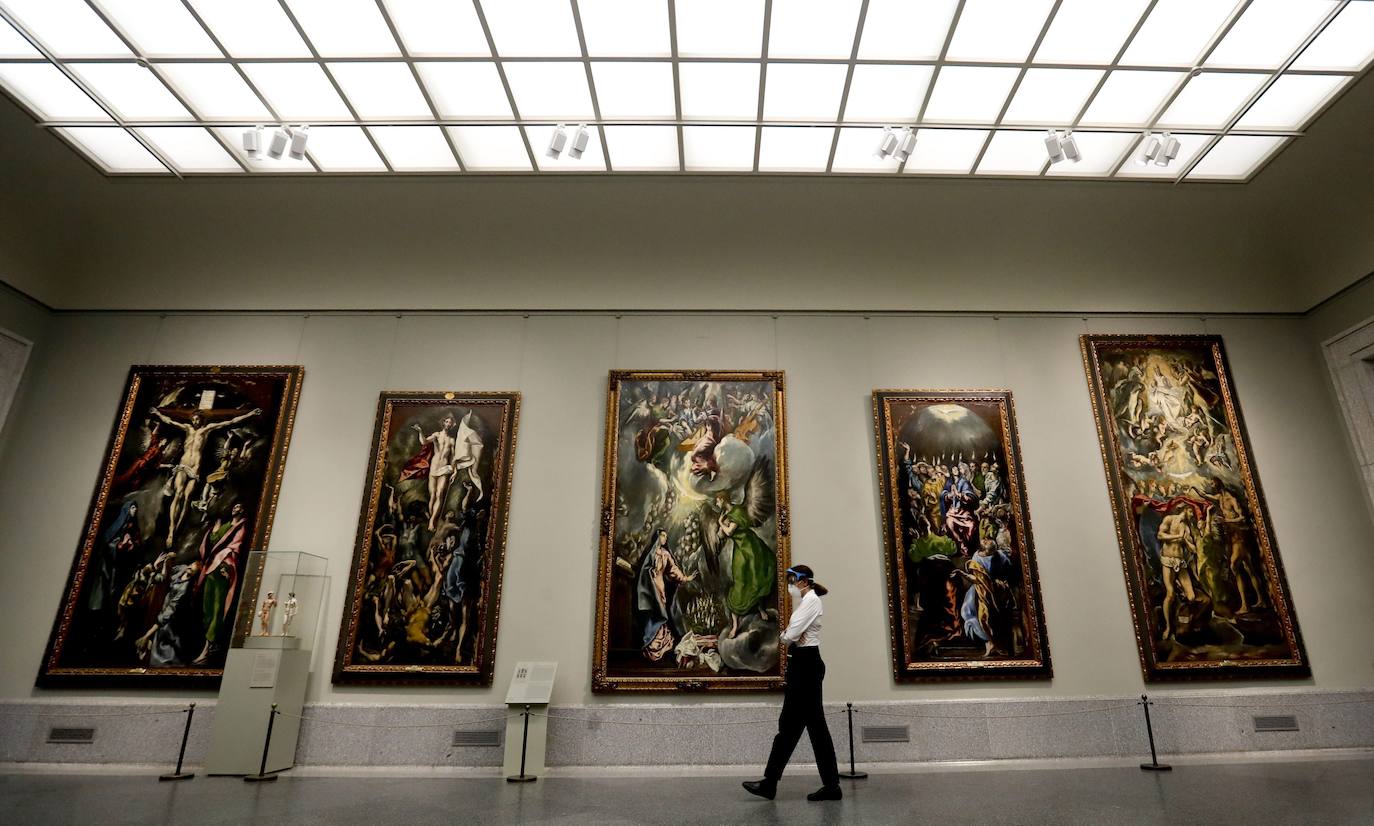 Tras más de dos meses cerrado el Museo del Prado ha adaptado sus instalaciones a la nueva normalidad: mascarillas, dispensadores de geles y distancia de seguridad acompañarán a los 1.800 visitantes al día que podrán acceder en una primera fase a partir de este fin de semana. La pinacoteca abrirá con un tercio de su aforo y con la muestra 'El reencuentro', un espectacular montaje de las obras más emblemáticas de su colección permanente.