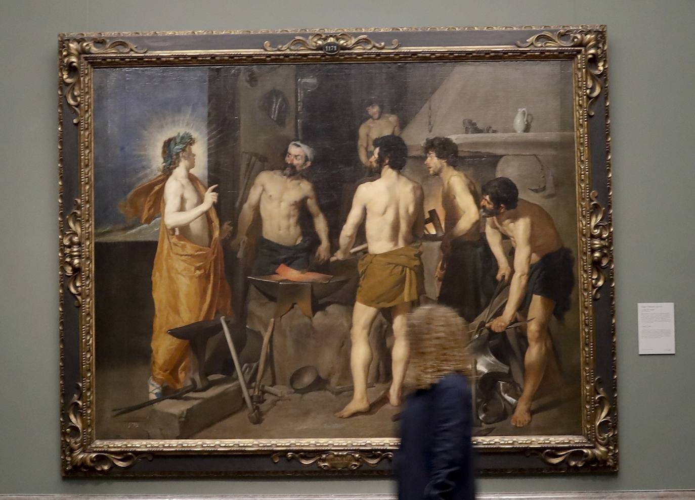 Tras más de dos meses cerrado el Museo del Prado ha adaptado sus instalaciones a la nueva normalidad: mascarillas, dispensadores de geles y distancia de seguridad acompañarán a los 1.800 visitantes al día que podrán acceder en una primera fase a partir de este fin de semana. La pinacoteca abrirá con un tercio de su aforo y con la muestra 'El reencuentro', un espectacular montaje de las obras más emblemáticas de su colección permanente.