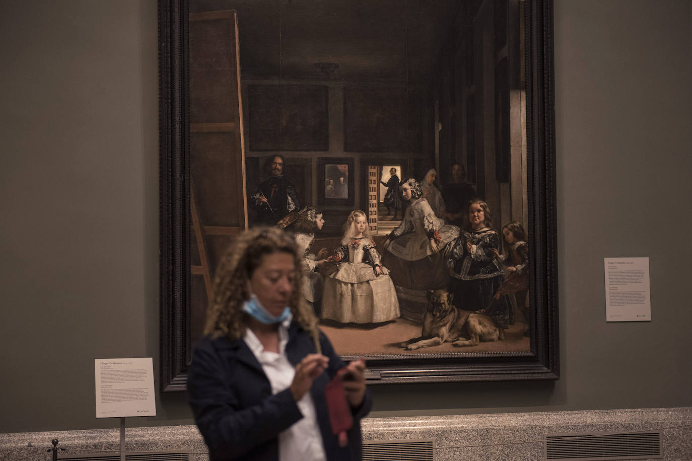 Tras más de dos meses cerrado el Museo del Prado ha adaptado sus instalaciones a la nueva normalidad: mascarillas, dispensadores de geles y distancia de seguridad acompañarán a los 1.800 visitantes al día que podrán acceder en una primera fase a partir de este fin de semana. La pinacoteca abrirá con un tercio de su aforo y con la muestra 'El reencuentro', un espectacular montaje de las obras más emblemáticas de su colección permanente.