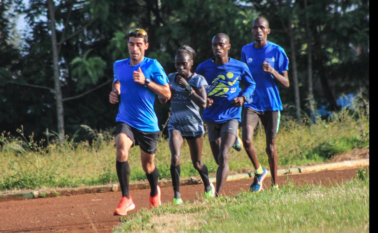 Marc Roig, rueda en Kenia en un test a Vivian Cherouiyot. 