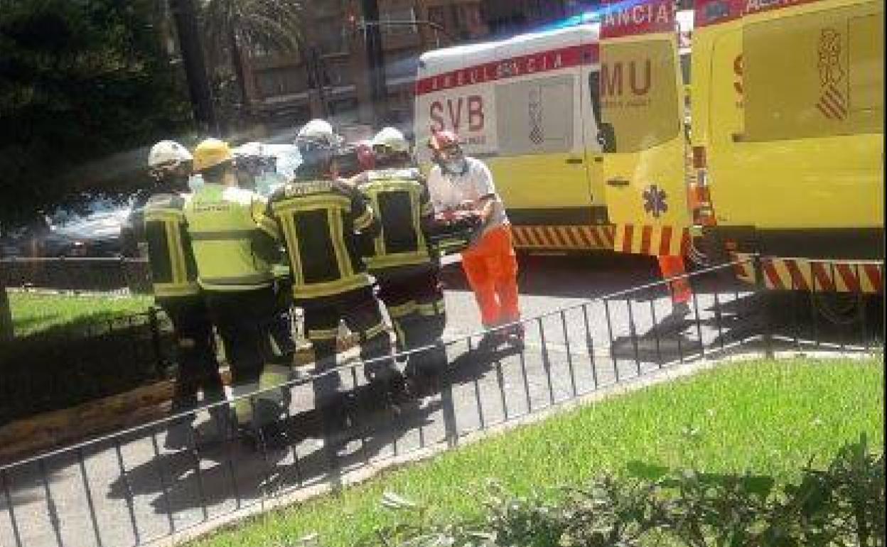 Herido un trabajador tras caer desde seis metros de un edificio en la Gran Vía de Valencia