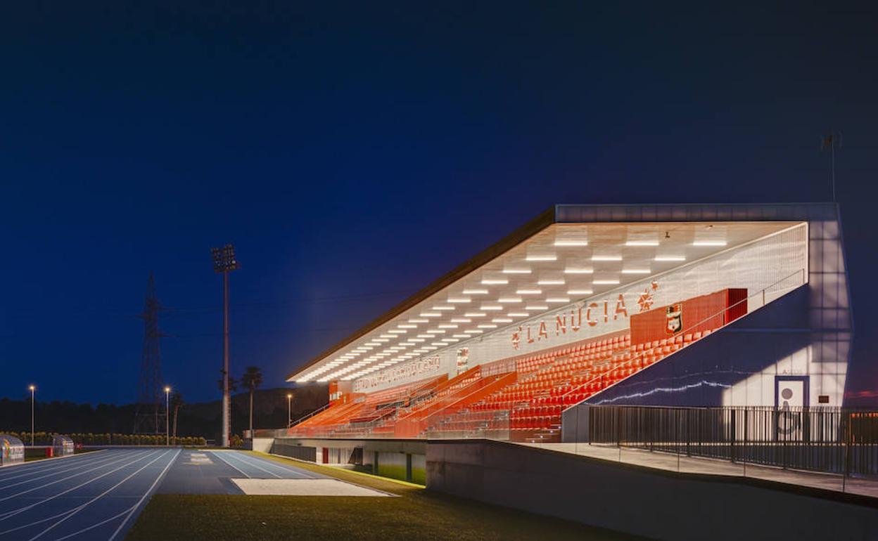 La grada principal del Estadi Olímpic Camilo Cano.