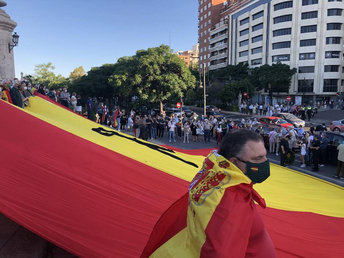 Fotos: Más de un centenar de personas se concentran contra en Valencia contra el Gobierno