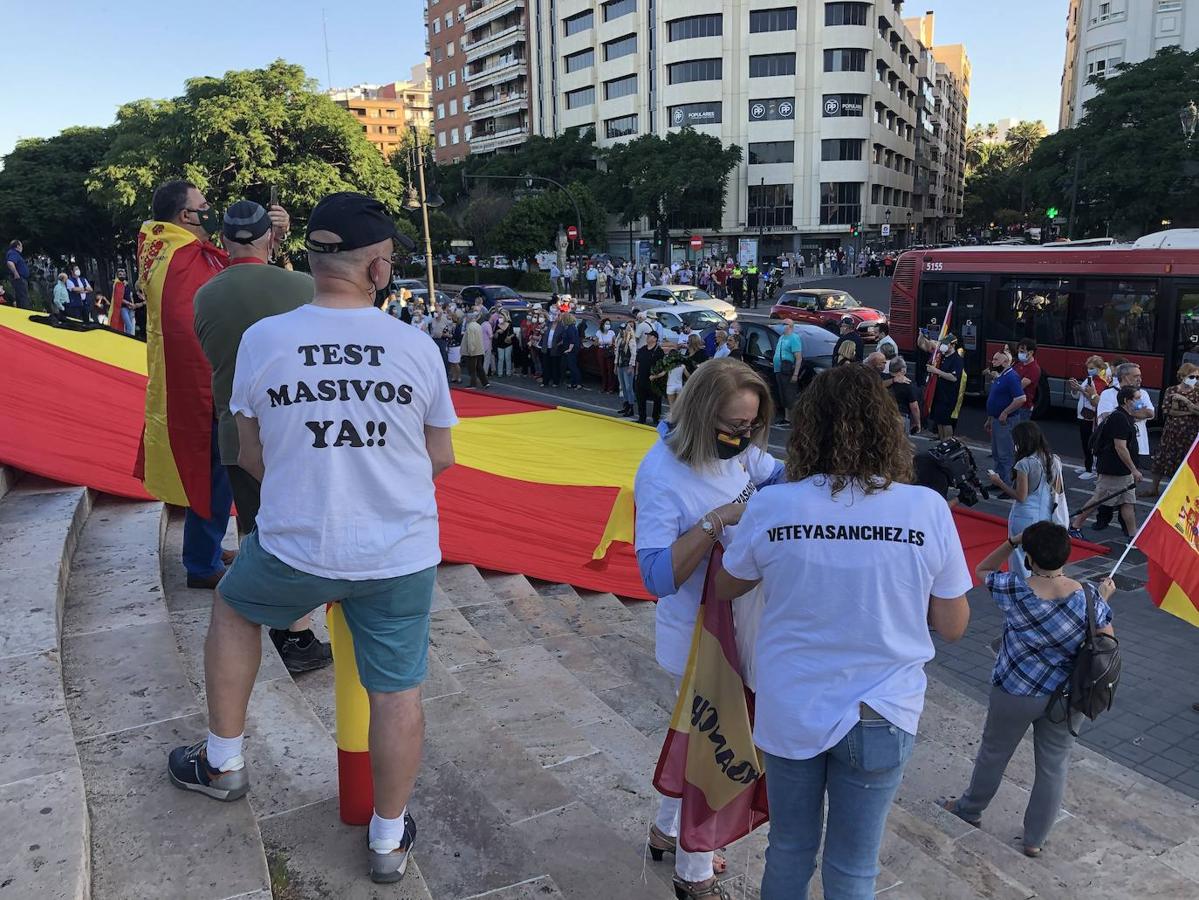 Fotos: Más de un centenar de personas se concentran contra en Valencia contra el Gobierno