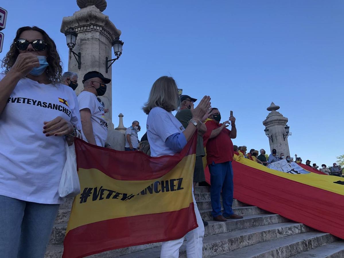 Fotos: Más de un centenar de personas se concentran contra en Valencia contra el Gobierno