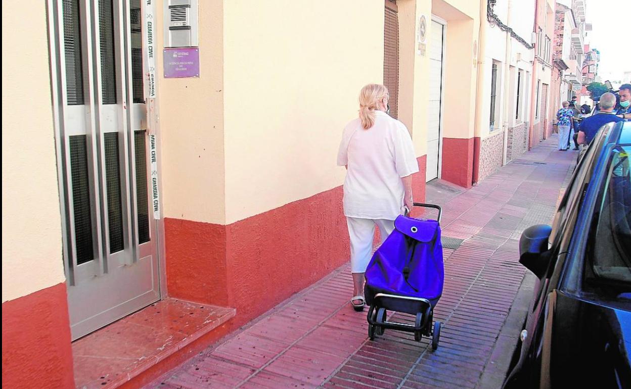 Una mujer camina junto a la vivienda unifamiliar donde ocurrió el crimen, este viernes, en San Vicente.