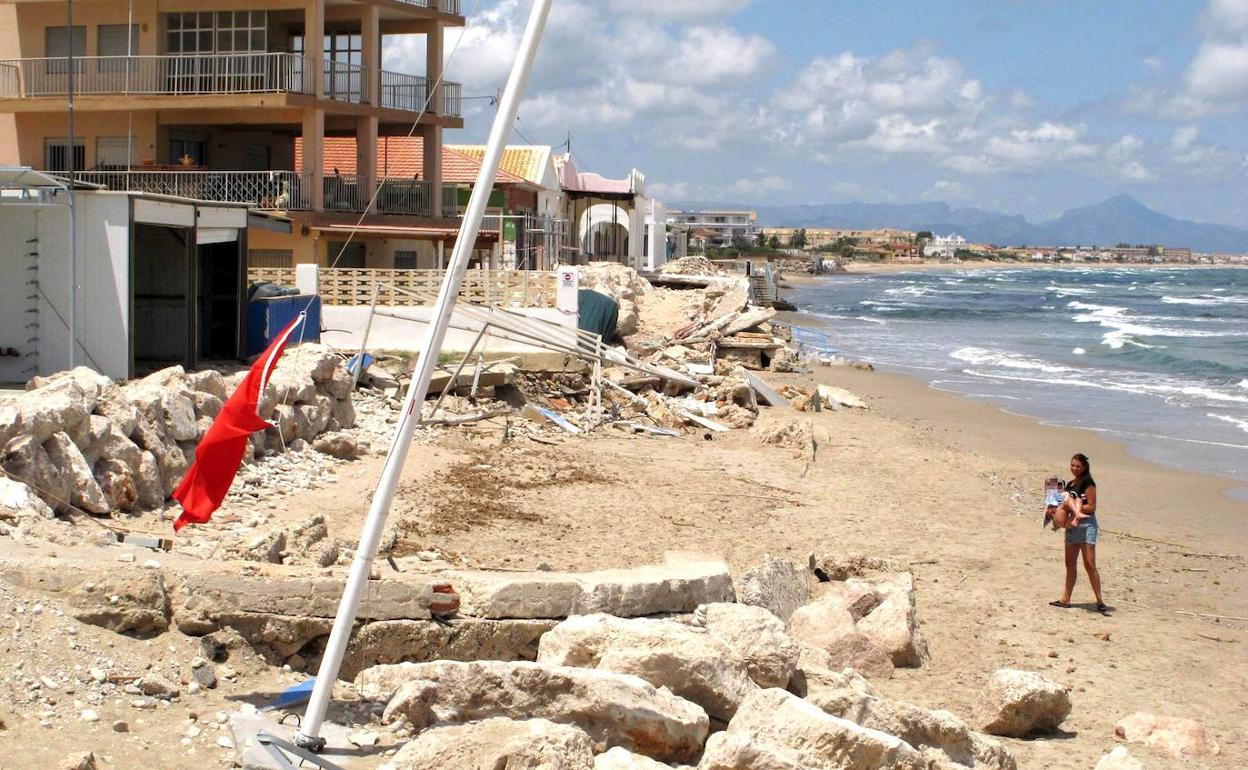 Aspecto que presenta la playa de Les Deveses, con los estragos que hizo 'Gloria' en enero. 