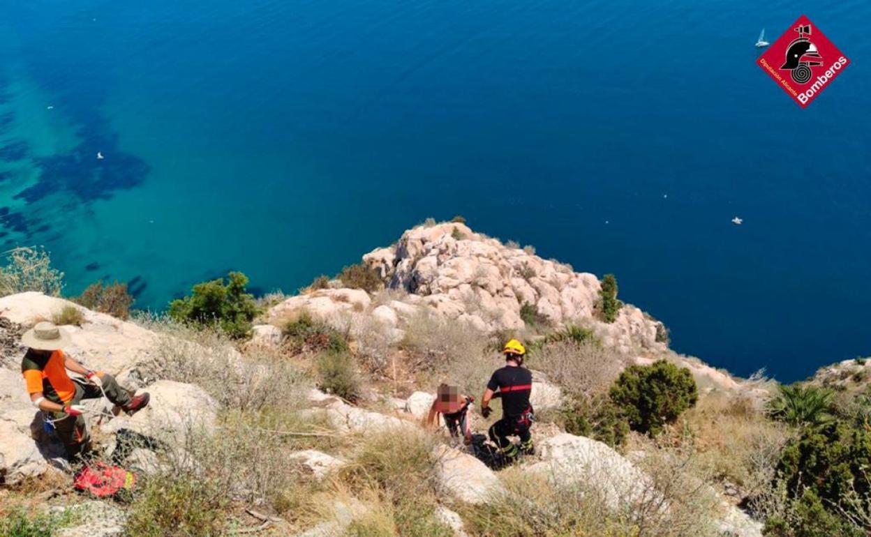Imagen del rescate realizado por los bomberos en el Penyal d'Ifac de Calp.