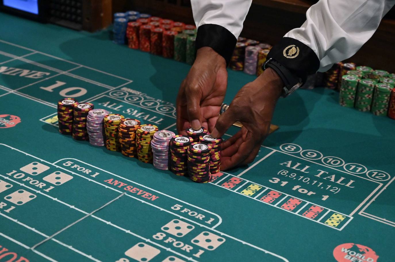 Los casinos de Las Vegas recuperan poco a poco la normalidad. Las ruletas vuelven a girar mientras los jugadores vigilan sus apuestas con mascarillas en el rostro y rodeados de medidas de seguridad para prevenir el contagio de la Covid-19 durante el juego.