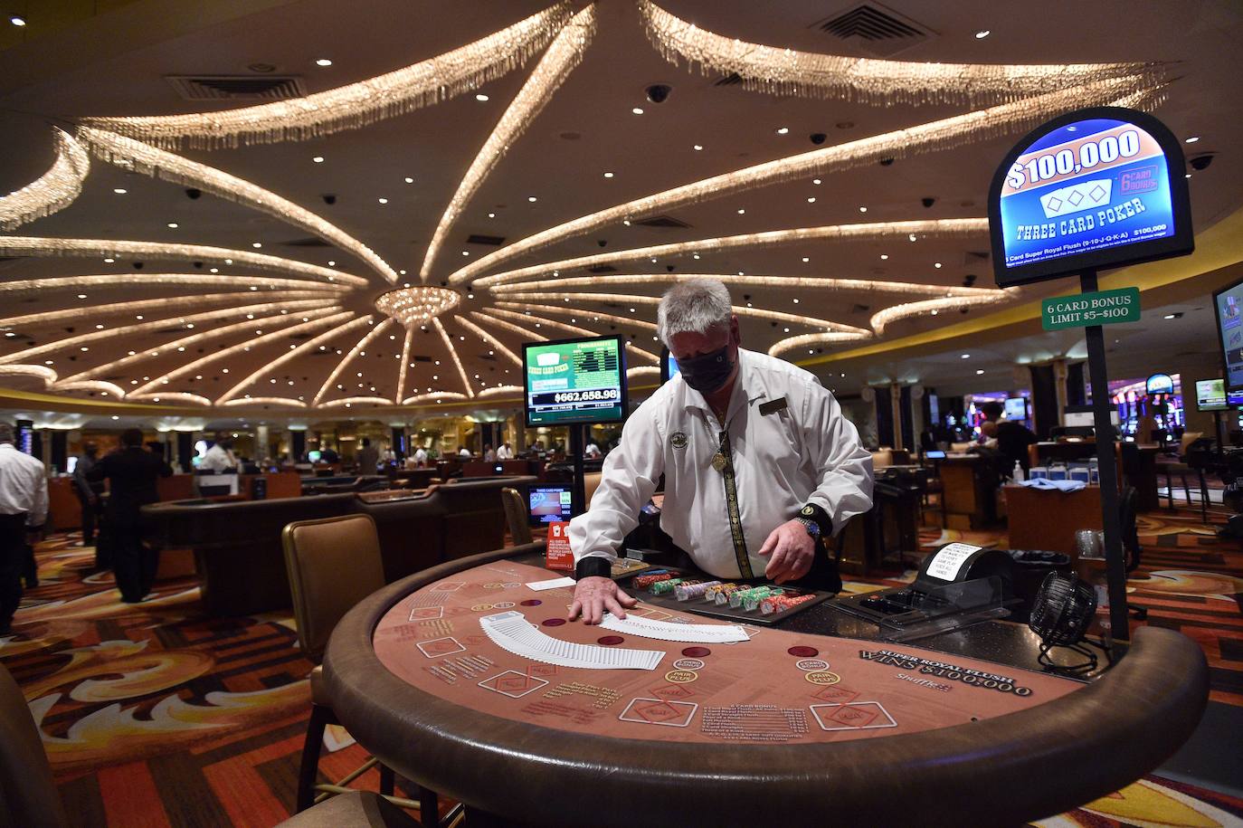 Los casinos de Las Vegas recuperan poco a poco la normalidad. Las ruletas vuelven a girar mientras los jugadores vigilan sus apuestas con mascarillas en el rostro y rodeados de medidas de seguridad para prevenir el contagio de la Covid-19 durante el juego.