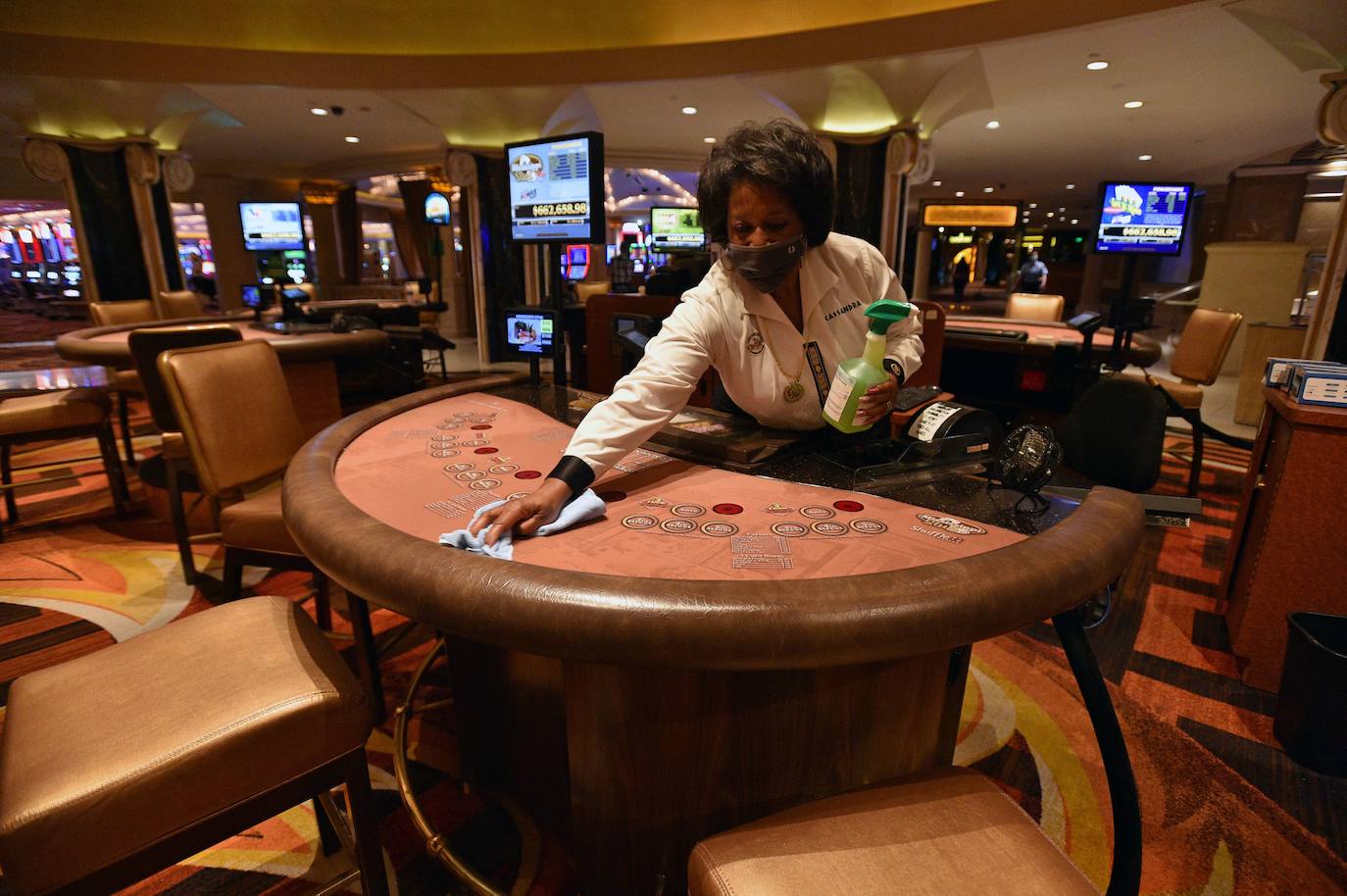 Los casinos de Las Vegas recuperan poco a poco la normalidad. Las ruletas vuelven a girar mientras los jugadores vigilan sus apuestas con mascarillas en el rostro y rodeados de medidas de seguridad para prevenir el contagio de la Covid-19 durante el juego.