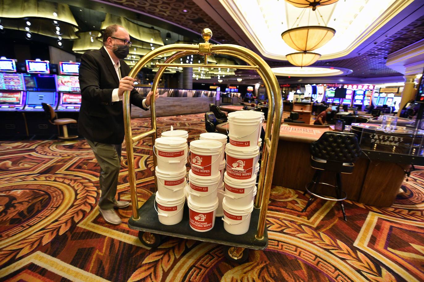 Los casinos de Las Vegas recuperan poco a poco la normalidad. Las ruletas vuelven a girar mientras los jugadores vigilan sus apuestas con mascarillas en el rostro y rodeados de medidas de seguridad para prevenir el contagio de la Covid-19 durante el juego.