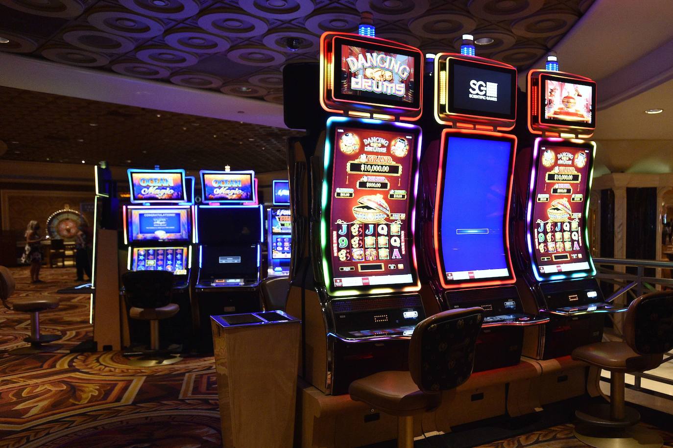 Los casinos de Las Vegas recuperan poco a poco la normalidad. Las ruletas vuelven a girar mientras los jugadores vigilan sus apuestas con mascarillas en el rostro y rodeados de medidas de seguridad para prevenir el contagio de la Covid-19 durante el juego.