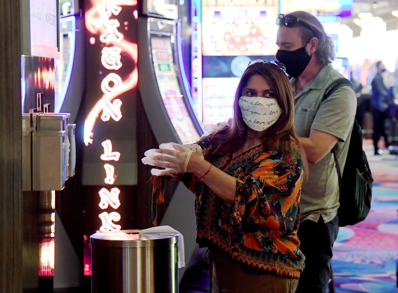 Los casinos de Las Vegas recuperan poco a poco la normalidad. Las ruletas vuelven a girar mientras los jugadores vigilan sus apuestas con mascarillas en el rostro y rodeados de medidas de seguridad para prevenir el contagio de la Covid-19 durante el juego.