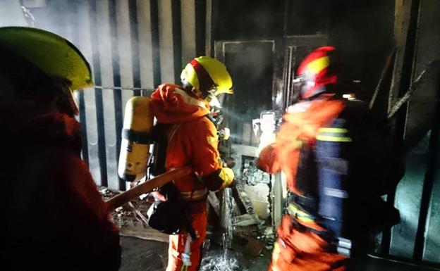 Imagen principal - Los bomberos sofocan un incendio en la fábrica de Dulcesol en Villalonga