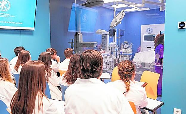 Alumnos durante una clase en el Hospital Virtual.