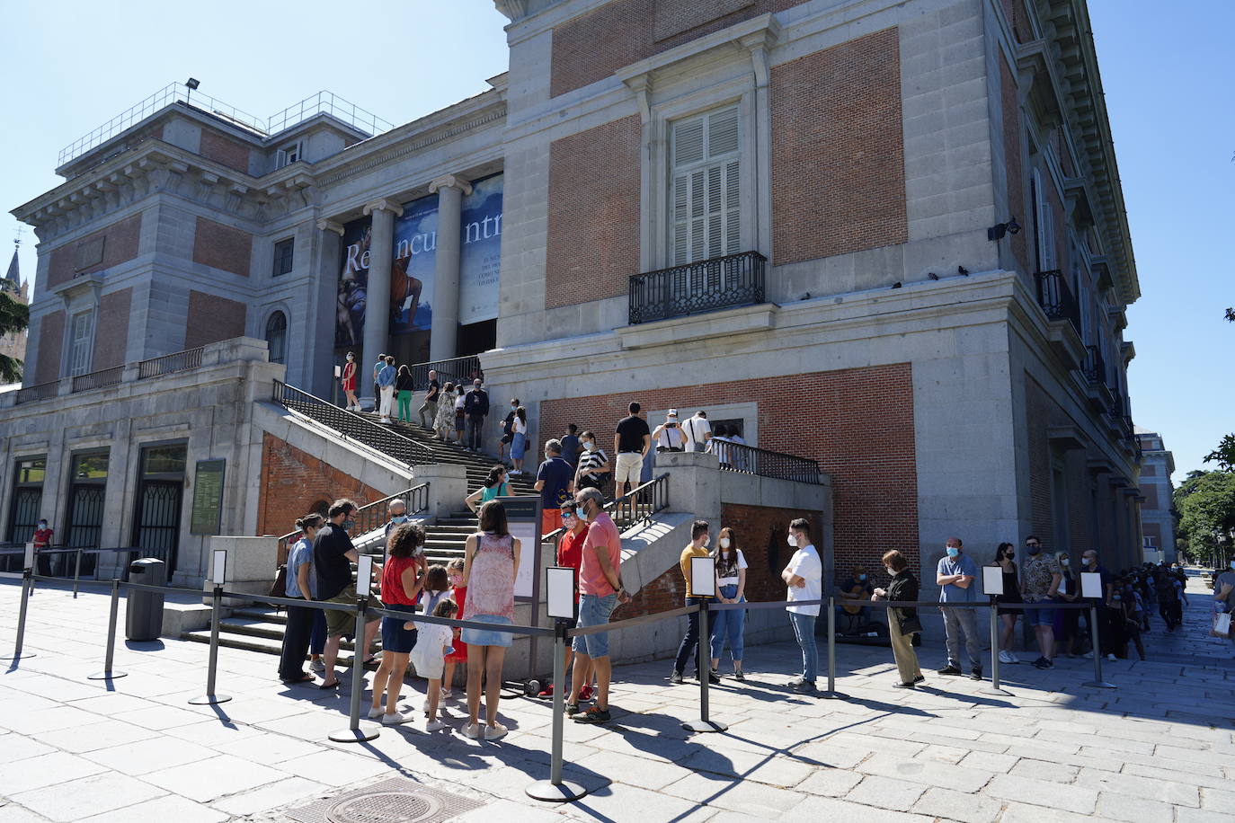 Colas en la fachada del Museo Nacional del Prado.