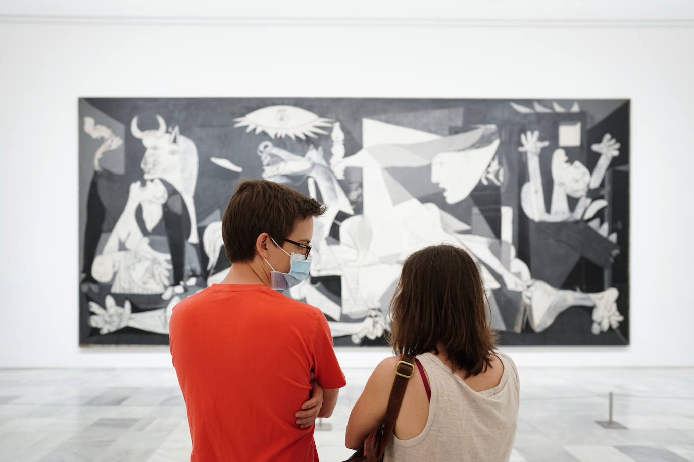 Colas en la fachada del Museo Nacional del Prado.