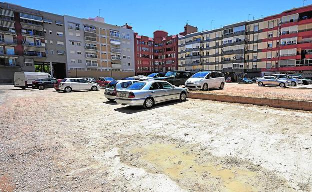 Malvarrosa. Solar de la plaza Músico Antonio Eximeno que se inunda cada vez que llueve.