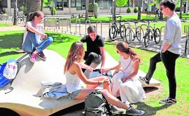 Estudiantes en el Campus de la Universidad Politécnica de Valencia.