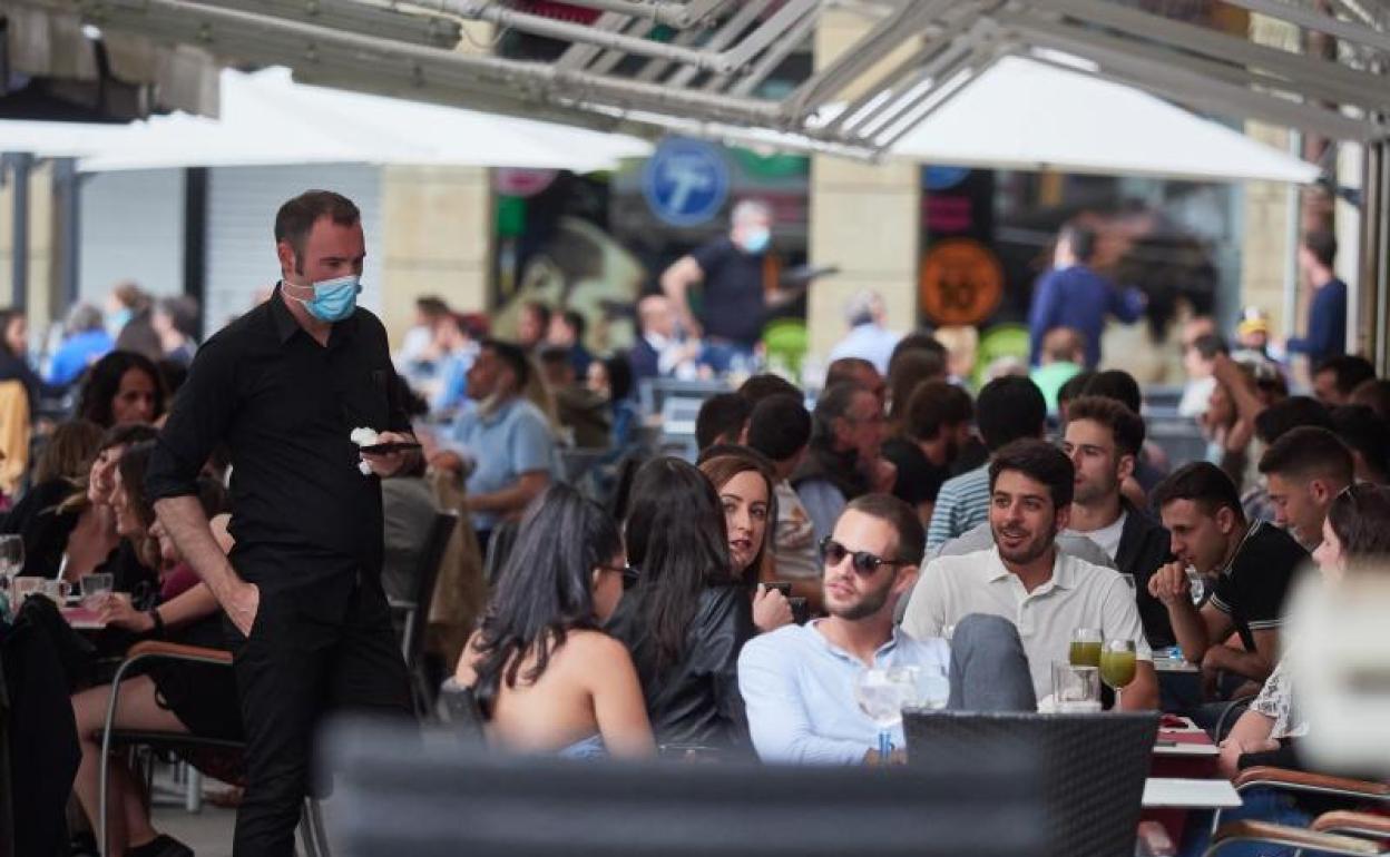 Aglomeración de personas en una terraza de la famosa Plaza del Castillo de Pamplona. 