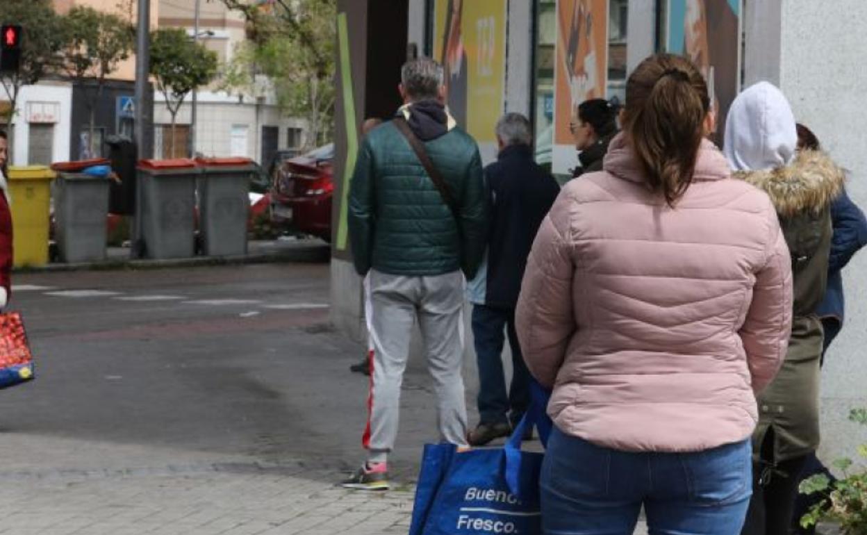 Colas ante una oficina bancaria.