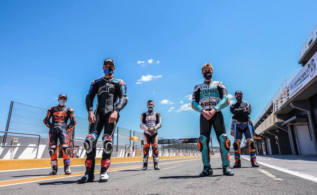 Raúl Fernández, Jorge Navarro, Arón Canet, Jaume Masià y Héctor Garzó, en el Circuit Ricardo Tormo tras su reapertura. 