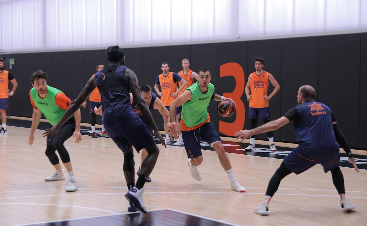 Los jugadores del Valencia Basket, durante un entrenamiento en L'Alqueria 