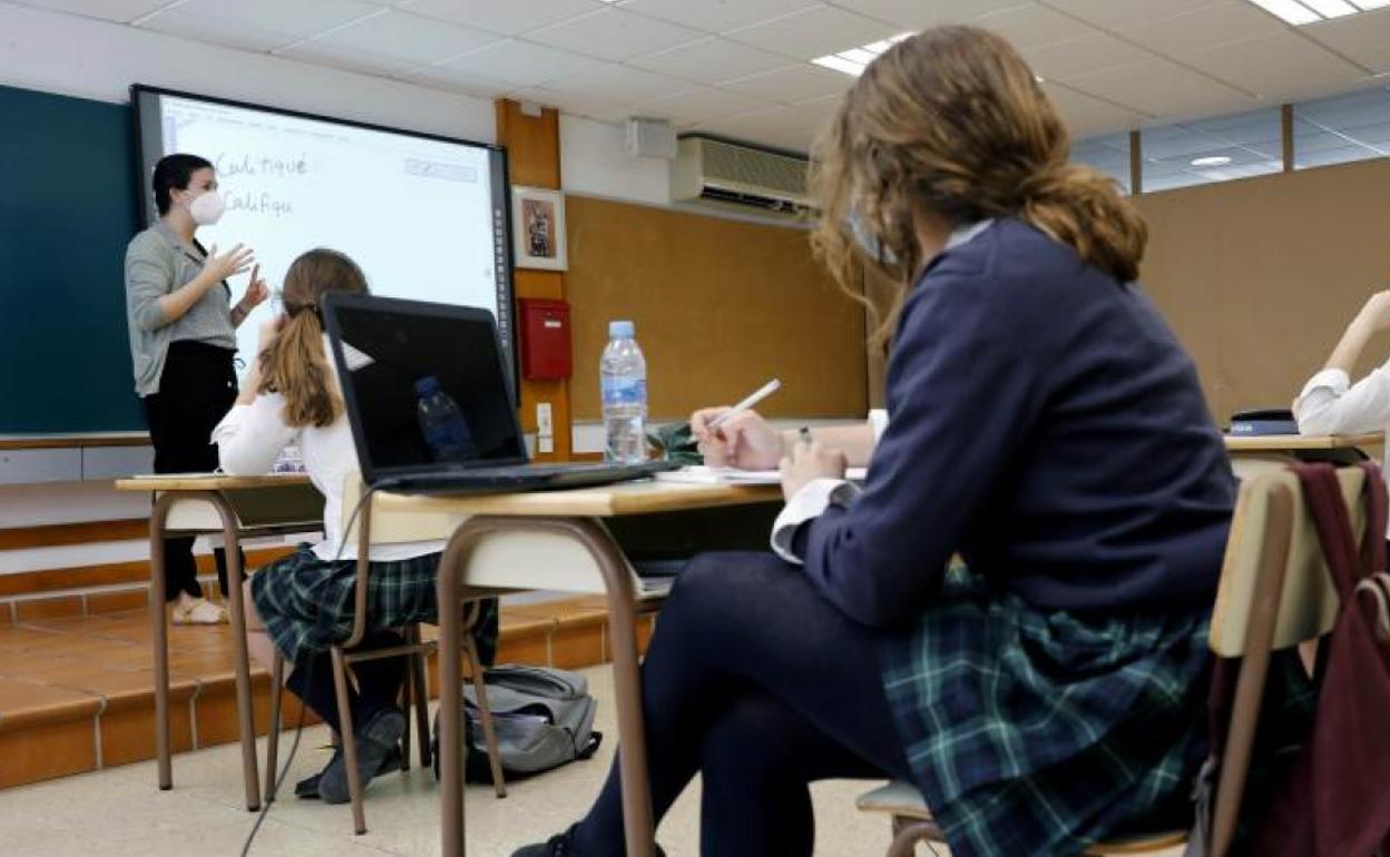 Alumnas del Guadalaviar durante el primer día de clases de repaso para preparar la selectividad. 