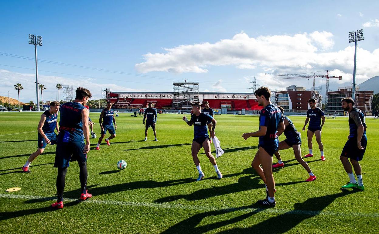 Los jugadores del Levante, ayer durante un rondo en el Estadi Olímpic Camilo Cano.