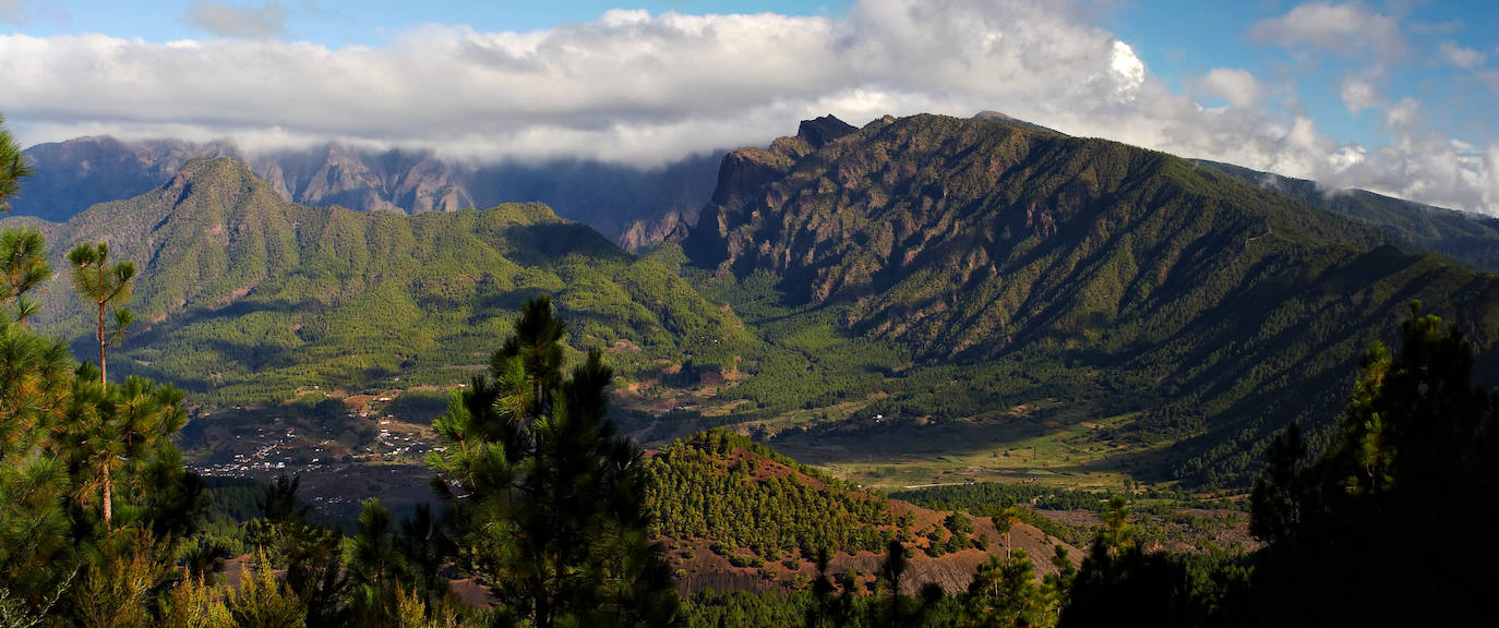 4.- Parque Nacional de la Caldera de Taburiente (Canarias) | Se caracteriza por ser un enorme circo de 8 kilómetros de diámetro con aspecto de caldera, donde múltiples erupciones volcánicas, grandes deslizamientos, la fuerza erosiva del agua y el tiempo han ido modelando su geomorfología, convirtiéndola en un escarpado paisaje con casi 2.000 metros de desnivel. 