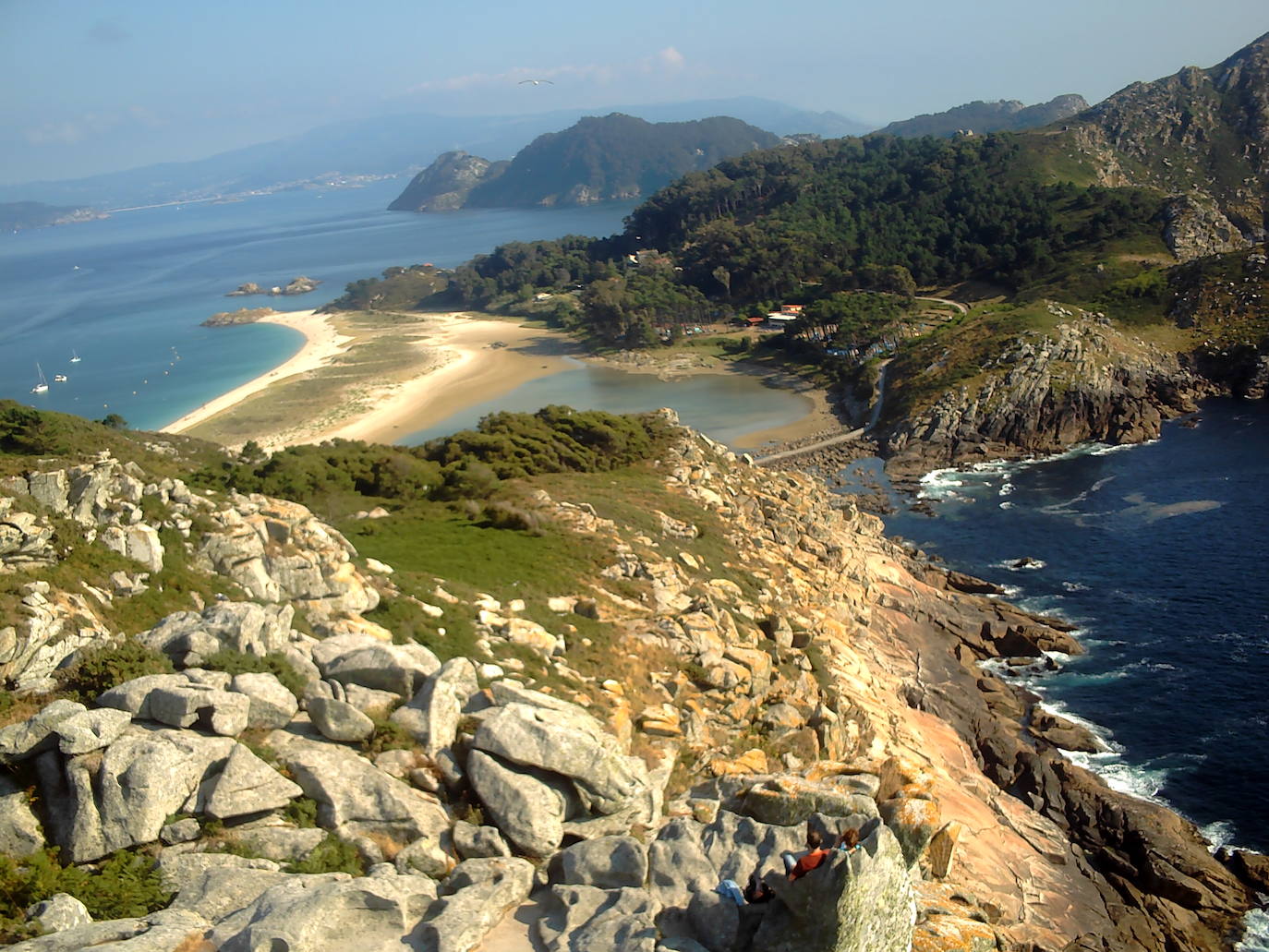 7.- Parque Nacional Marítimo-Terrestre de las Islas Atlánticas de Galicia | Desde la ría de Arousa hasta la de Vigo se encadenan estas islas, emergiendo del océano y embelleciendo el paisaje marino con la magia de sus acantilados. En sus entrañas, en el fondo del mar, se guardan las más preciadas riquezas ecológicas de este Parque Nacional, custodiadas por los cañones de los antiguos buques aquí hundidos. 