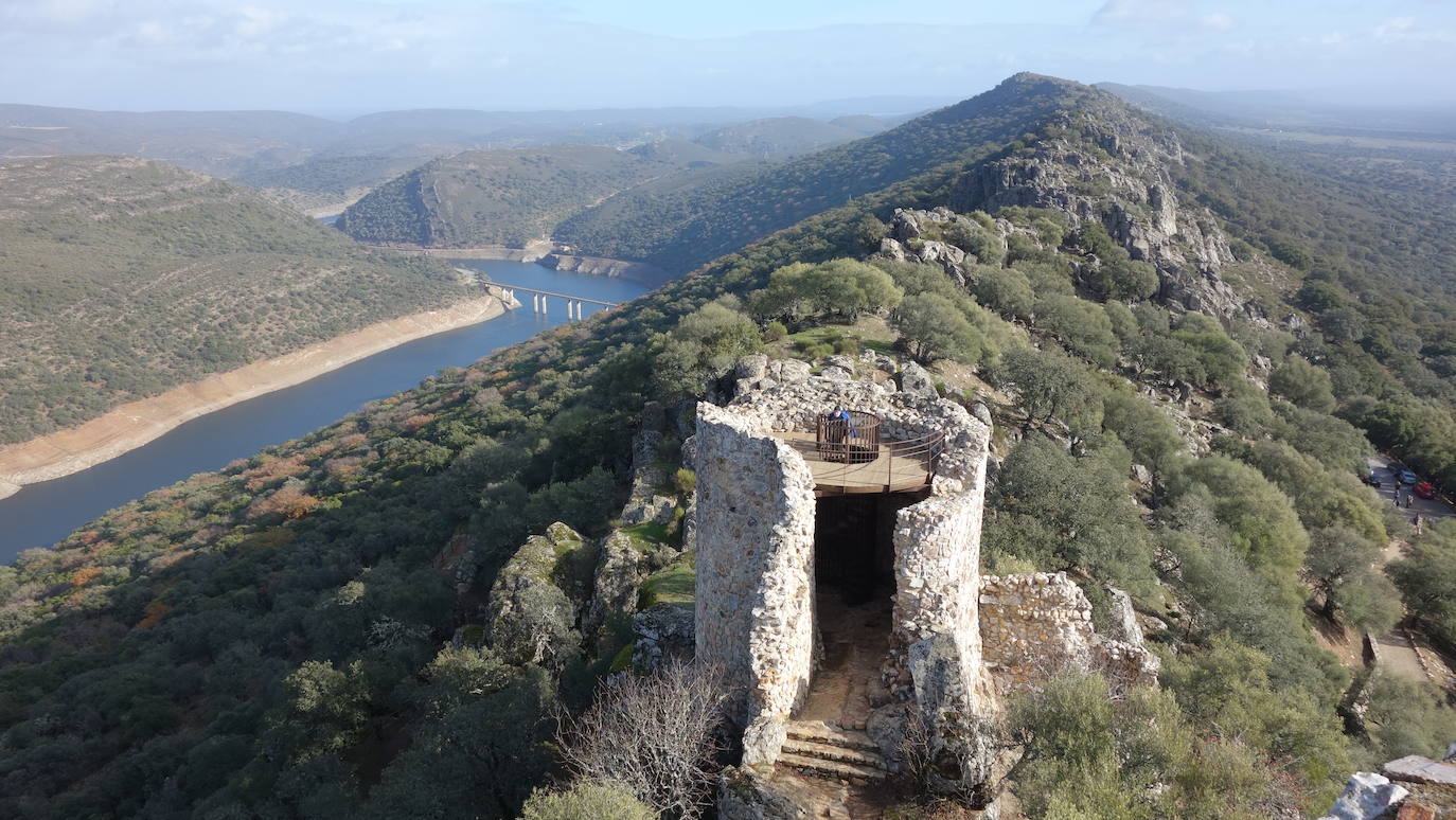 Monfragüe, con 18.396 hectáreas, fue el primer espacio protegido de Extremadura. Se declaró Parque Natural el 4 de abril de 1979, tras varios años de lucha para evitar que las plantaciones de eucaliptos eliminaran el matorral y bosque autóctono, hábitat de gran cantidad de fauna amenazada.