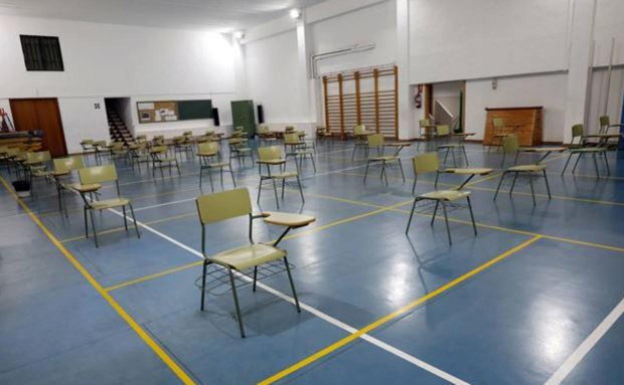 Gimnasio del instituto Lluís Vives de Valencia preparado para acoger los exámenes. 