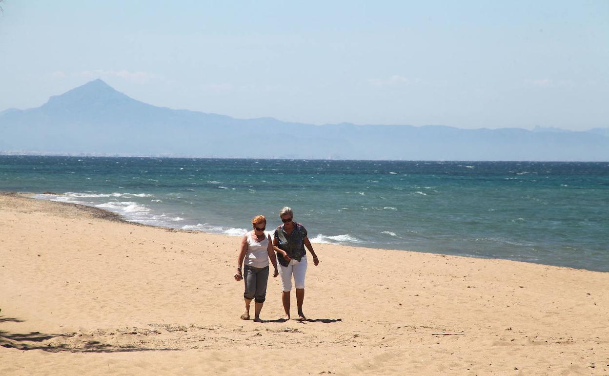 La playa de Les Marines, en Dénia, es una de las que mantiene la bandera azul. 