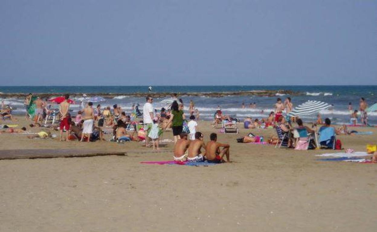 Tres conocidas playas valencianas pierden su bandera azul mientras otras dos la ganan en 2020