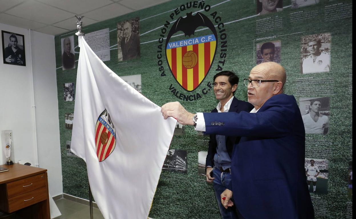 Vicente Vallés, en la sede de la Asociación del Pequeño Accionista junto a Marcelino García Toral. 