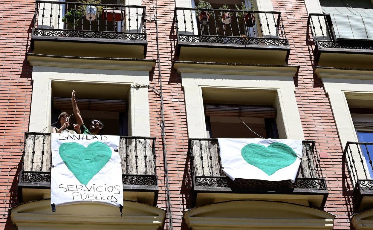 Pancartas en un balcón. 