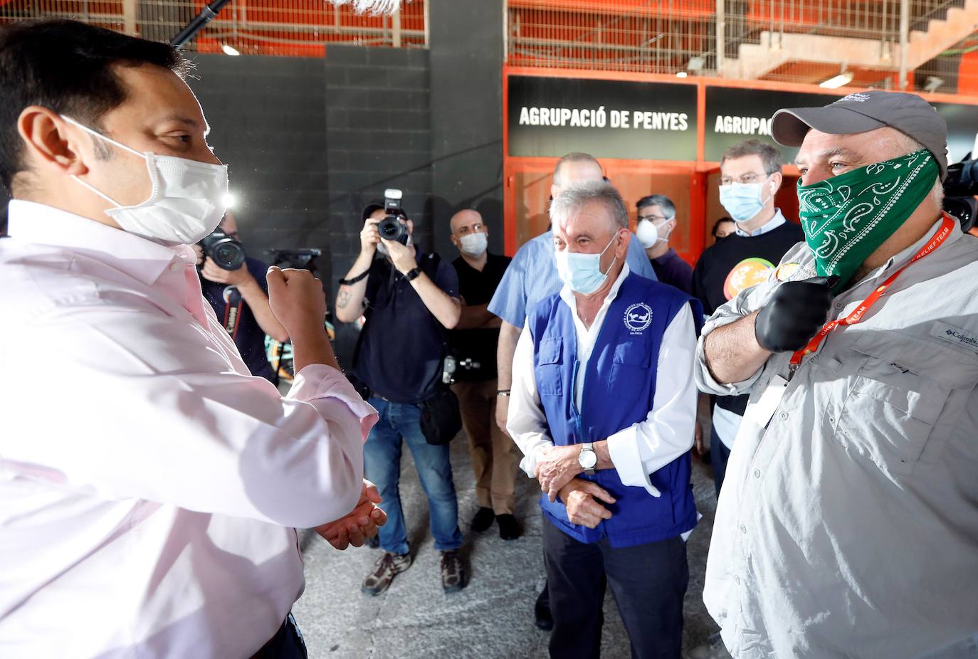 El cocinero ha participado en el reparto de menús de la oenegé que promueve de World Central Kitchen y que se ha efectuado en el estadio del Valencia C. F. y también ha presenciado el reparto de comida que se realiza desde el Banco de Alimentos y el Banco Solidario en la ciudad.