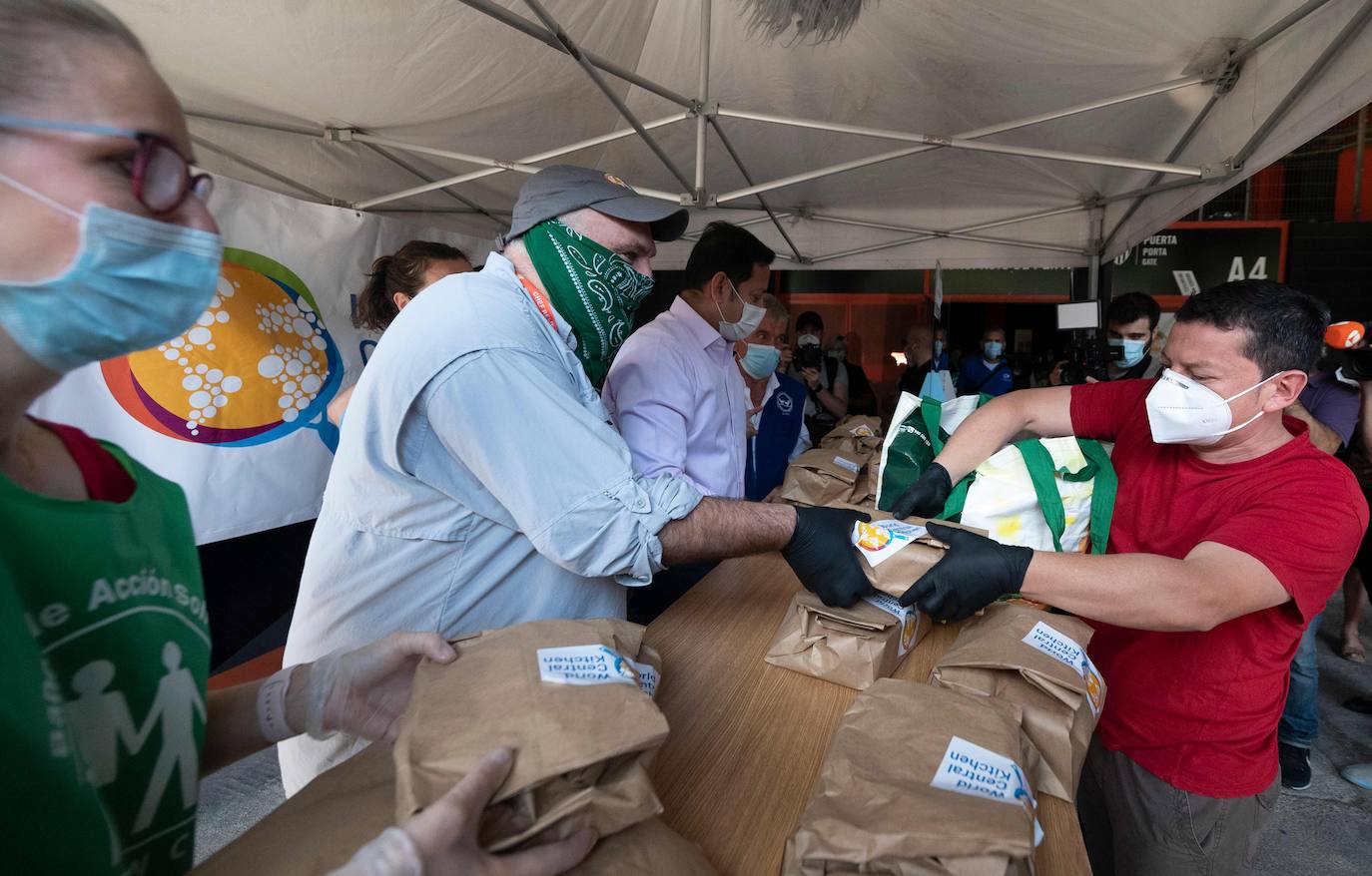 El cocinero ha participado en el reparto de menús de la oenegé que promueve de World Central Kitchen y que se ha efectuado en el estadio del Valencia C. F. y también ha presenciado el reparto de comida que se realiza desde el Banco de Alimentos y el Banco Solidario en la ciudad.