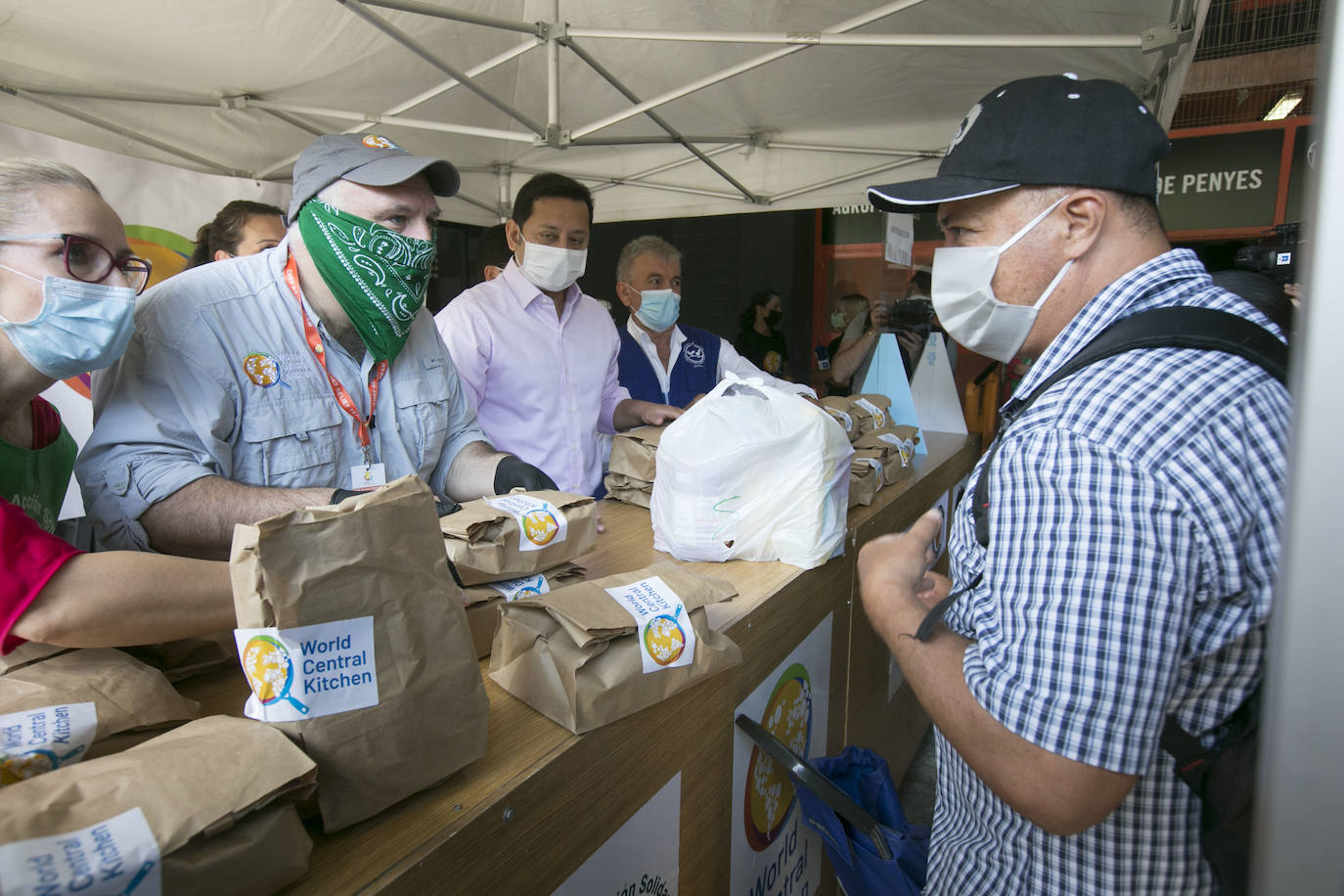 El cocinero ha participado en el reparto de menús de la oenegé que promueve de World Central Kitchen y que se ha efectuado en el estadio del Valencia C. F. y también ha presenciado el reparto de comida que se realiza desde el Banco de Alimentos y el Banco Solidario en la ciudad.