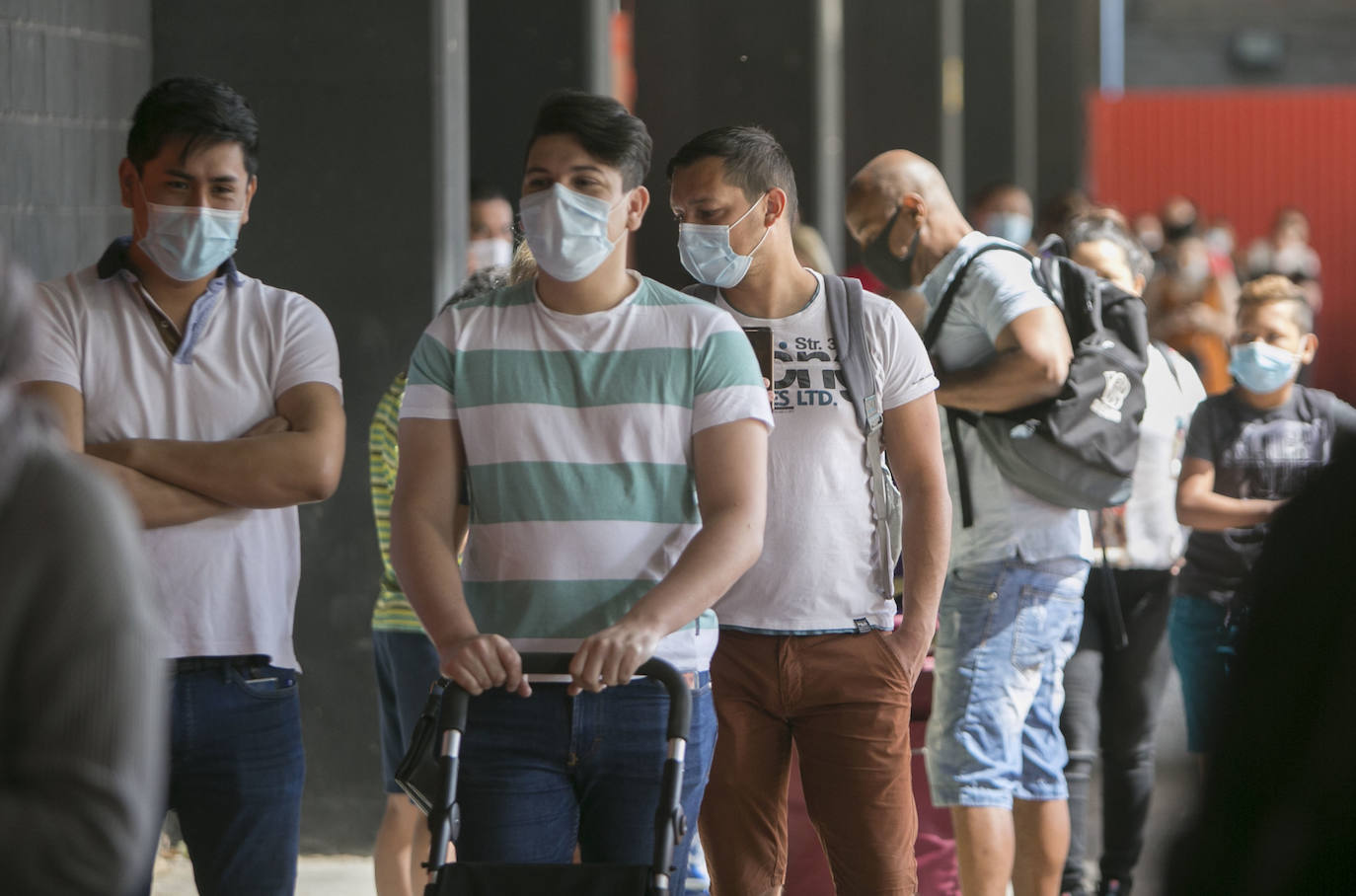 El cocinero ha participado en el reparto de menús de la oenegé que promueve de World Central Kitchen y que se ha efectuado en el estadio del Valencia C. F. y también ha presenciado el reparto de comida que se realiza desde el Banco de Alimentos y el Banco Solidario en la ciudad.