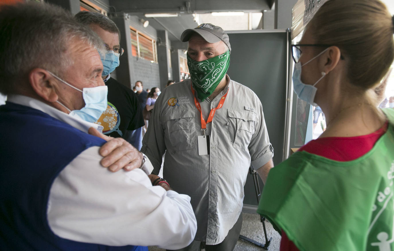 El cocinero ha participado en el reparto de menús de la oenegé que promueve de World Central Kitchen y que se ha efectuado en el estadio del Valencia C. F. y también ha presenciado el reparto de comida que se realiza desde el Banco de Alimentos y el Banco Solidario en la ciudad.