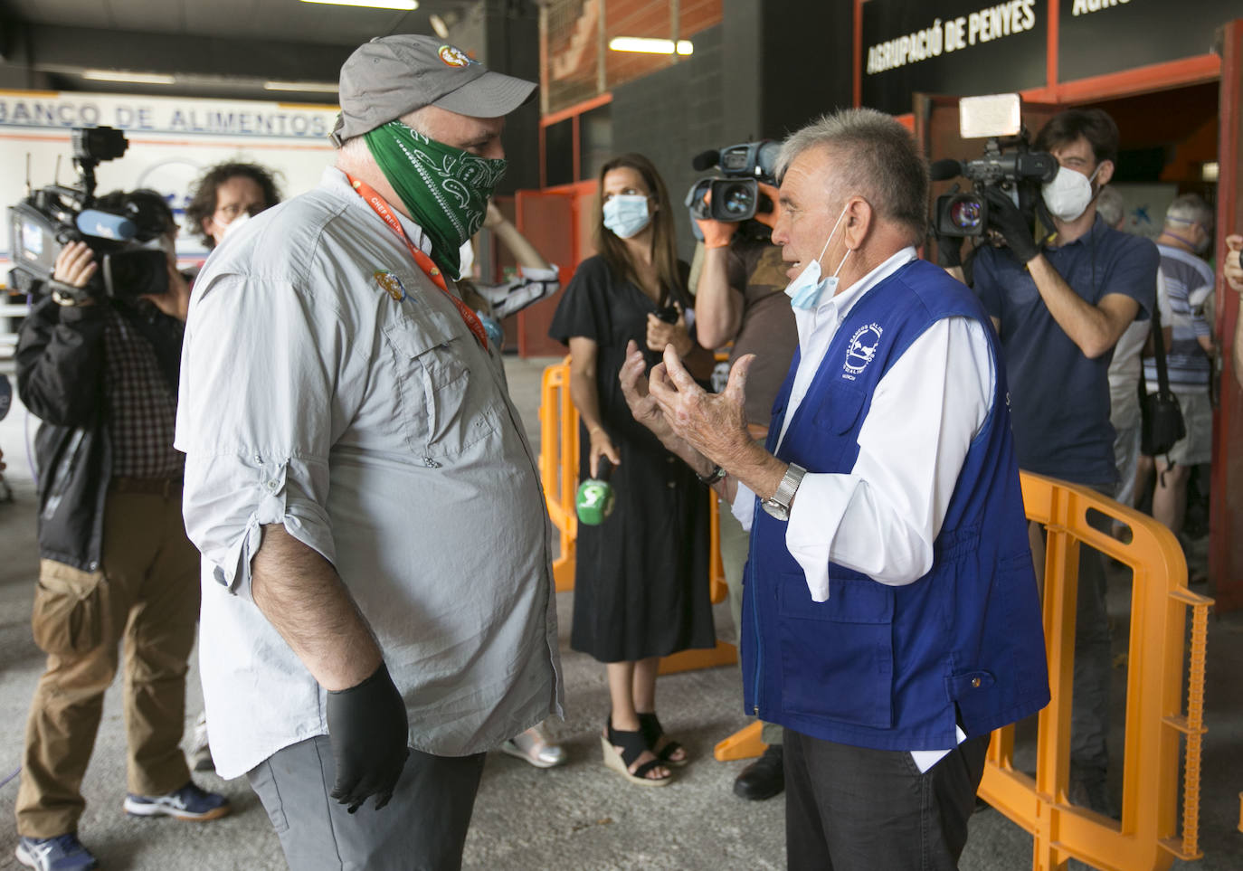 El cocinero ha participado en el reparto de menús de la oenegé que promueve de World Central Kitchen y que se ha efectuado en el estadio del Valencia C. F. y también ha presenciado el reparto de comida que se realiza desde el Banco de Alimentos y el Banco Solidario en la ciudad.
