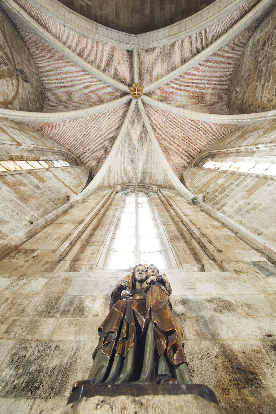 Ante la llegada de la festividad del titular de la céntrica e histórica parroquia de la ciudad ocho orificios situados en el ábside, dentro de la cruz de San Juan, generan una «flor o cruz solar» que ilumina el templo.