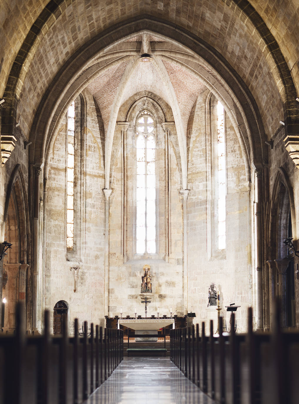 Ante la llegada de la festividad del titular de la céntrica e histórica parroquia de la ciudad ocho orificios situados en el ábside, dentro de la cruz de San Juan, generan una «flor o cruz solar» que ilumina el templo.