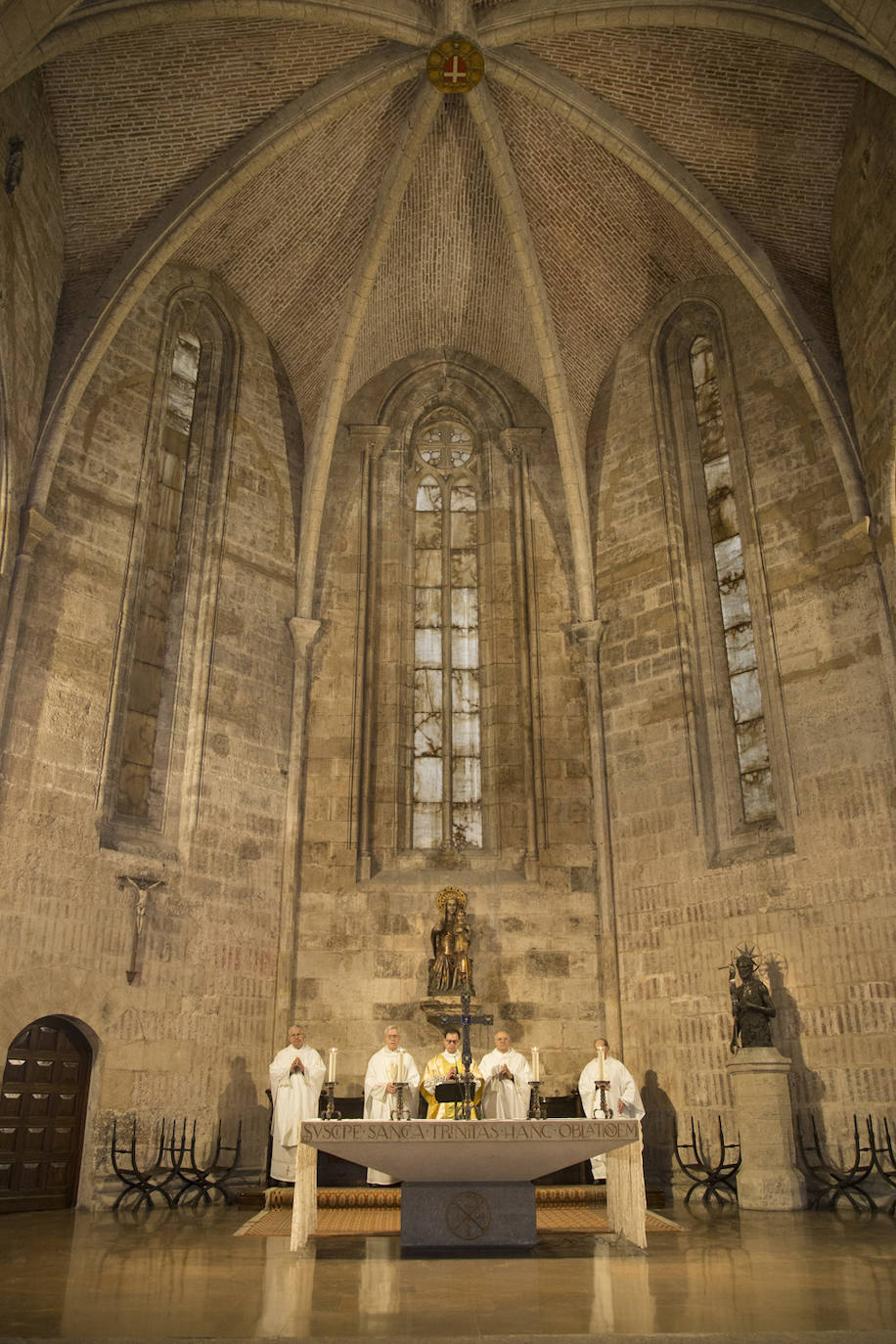 Ante la llegada de la festividad del titular de la céntrica e histórica parroquia de la ciudad ocho orificios situados en el ábside, dentro de la cruz de San Juan, generan una «flor o cruz solar» que ilumina el templo.