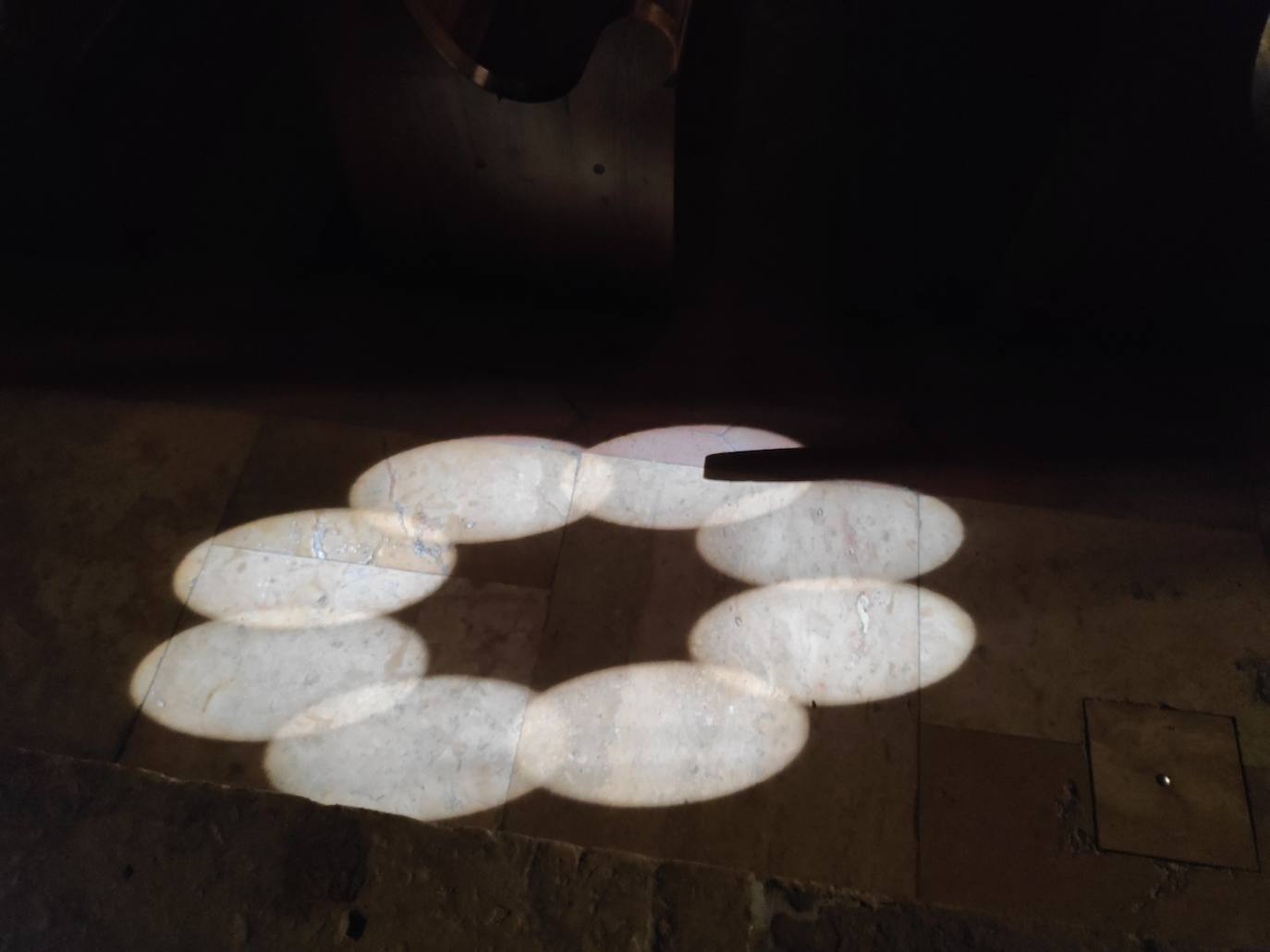 Ante la llegada de la festividad del titular de la céntrica e histórica parroquia de la ciudad ocho orificios situados en el ábside, dentro de la cruz de San Juan, generan una «flor o cruz solar» que ilumina el templo.